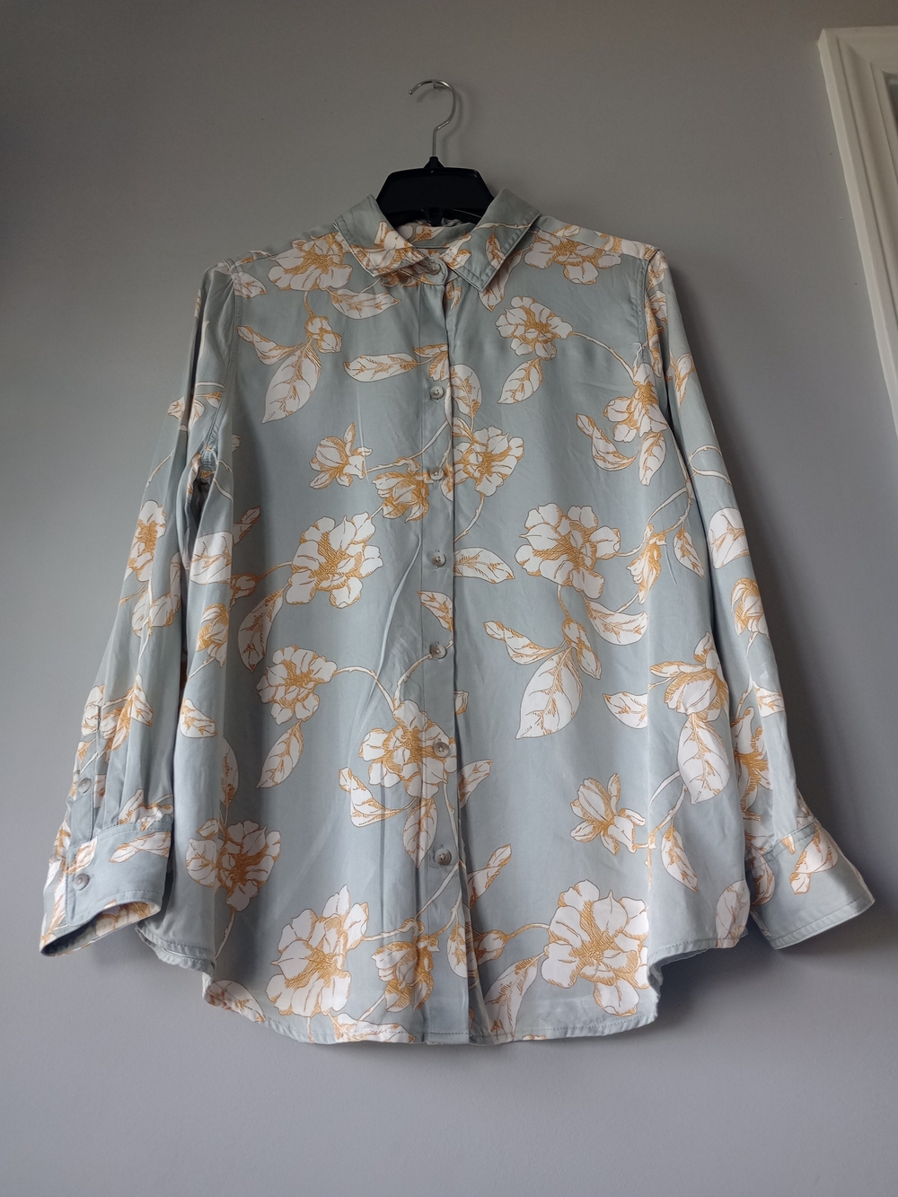Chico’s Sandwashed Long Sleeve Shirt Gray Gold Floral Button Blouse Sz 2 Luxury